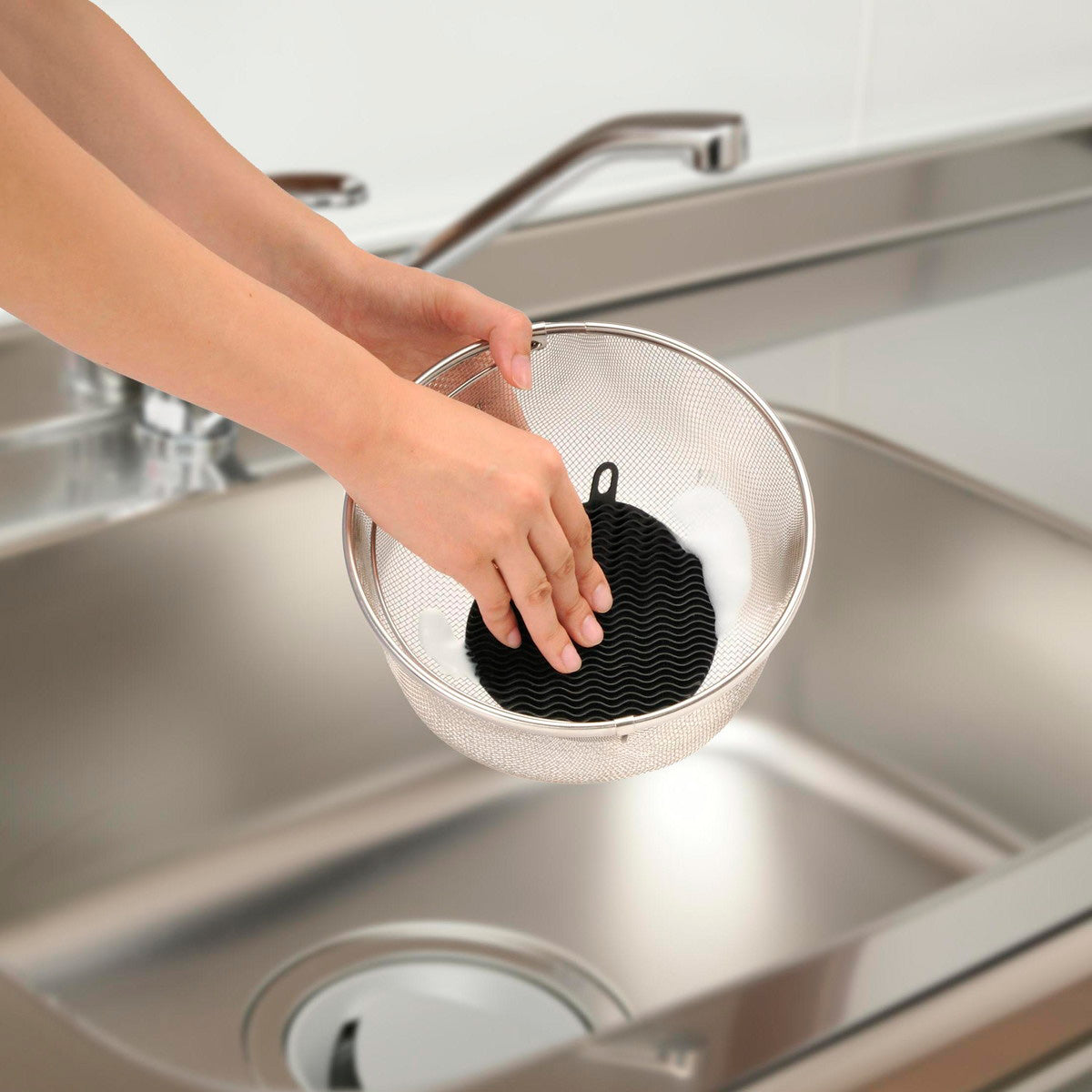 シリコーンたわし 丸(ベージュ) UM-1934